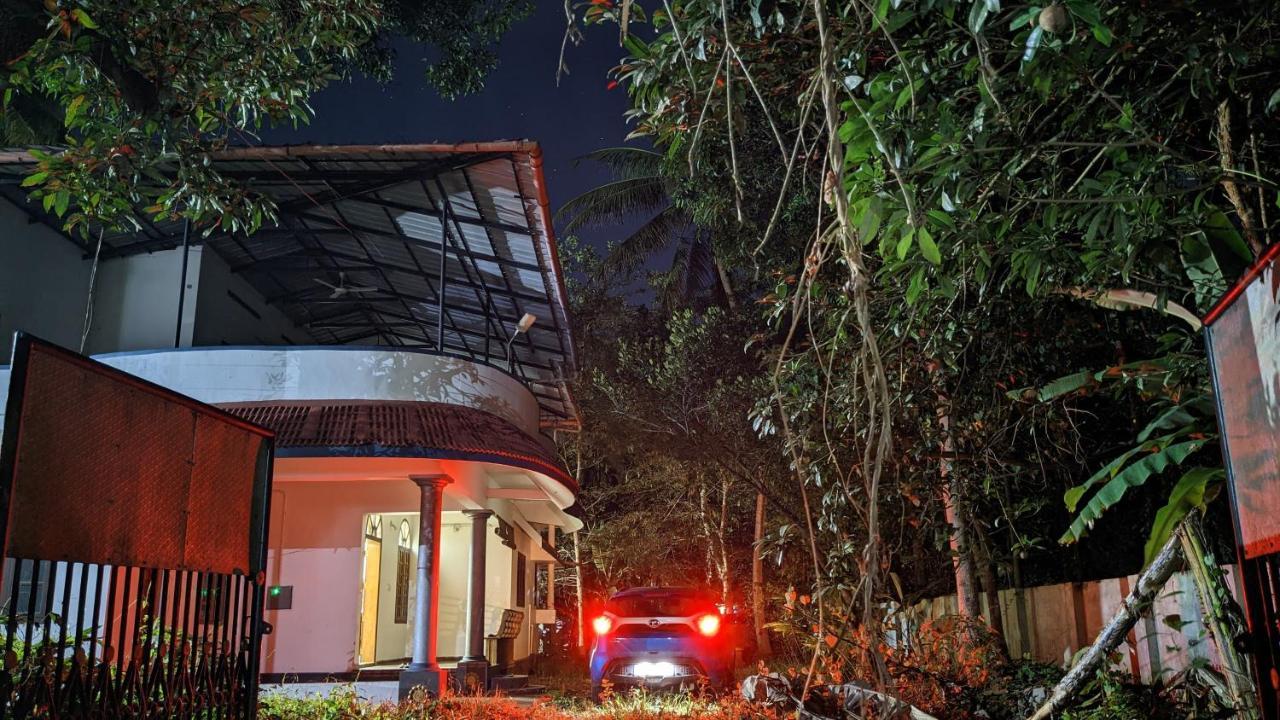Islandstay-A Riverside Property Kollam Eksteriør billede