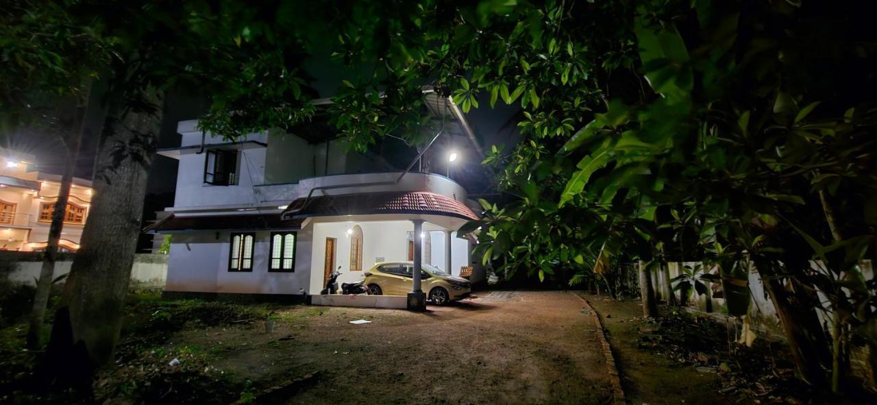 Islandstay-A Riverside Property Kollam Eksteriør billede