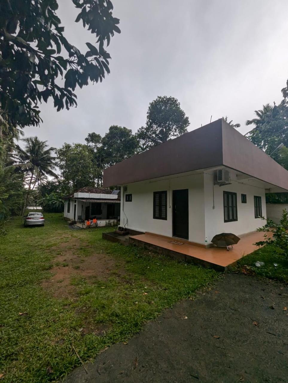 Islandstay-A Riverside Property Kollam Eksteriør billede