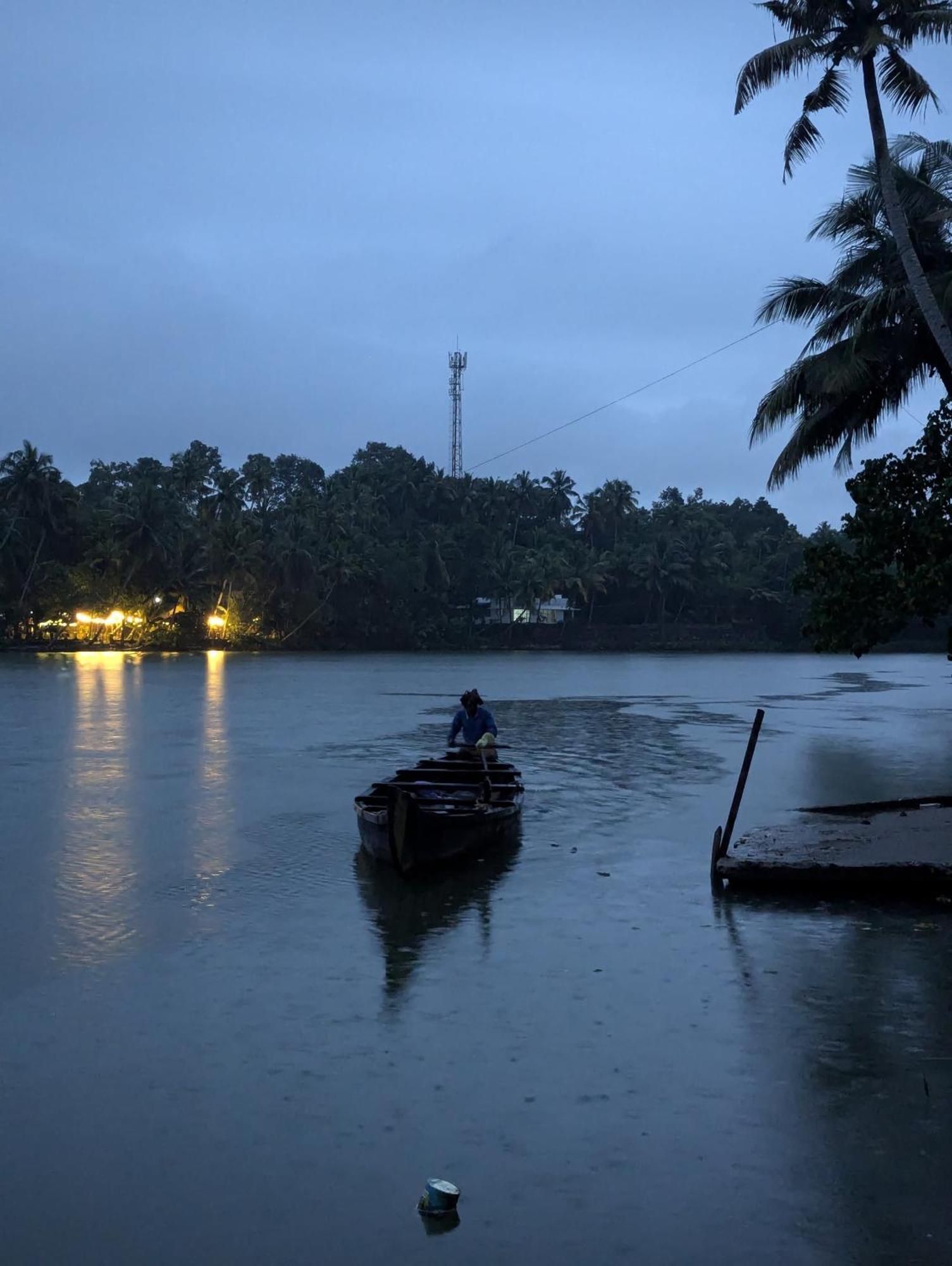 Islandstay-A Riverside Property Kollam Eksteriør billede