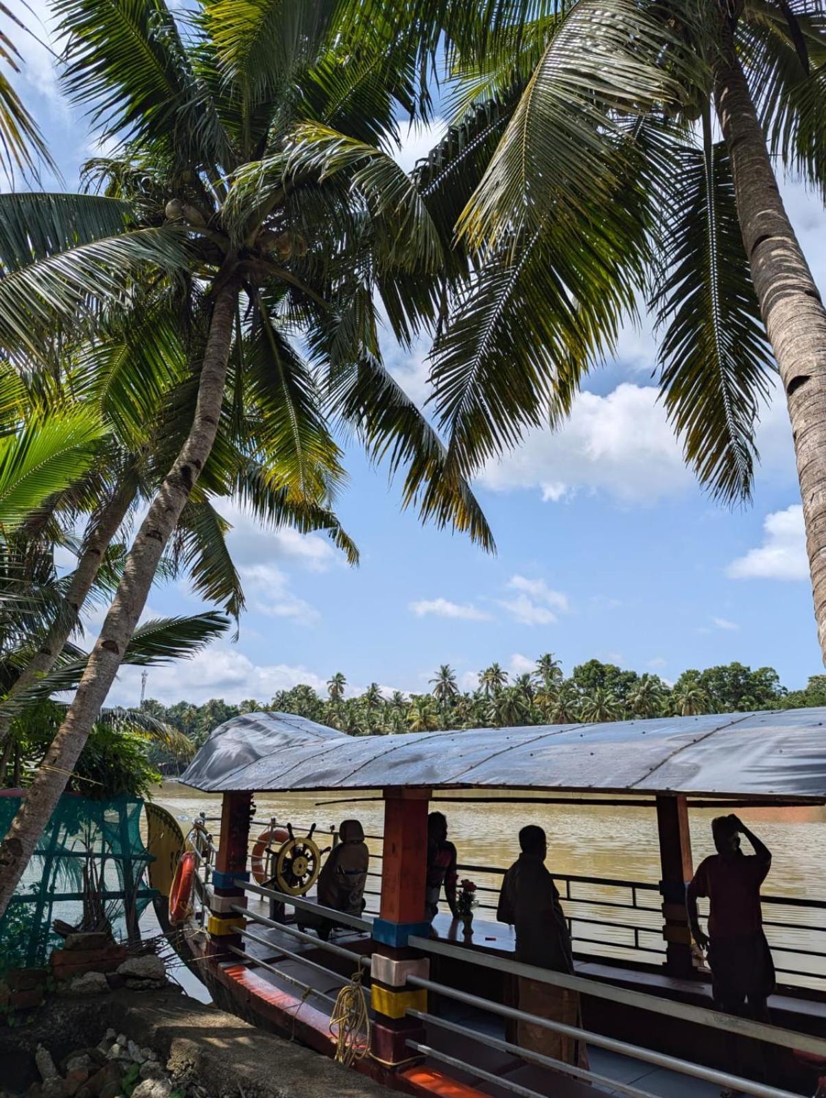 Islandstay-A Riverside Property Kollam Eksteriør billede