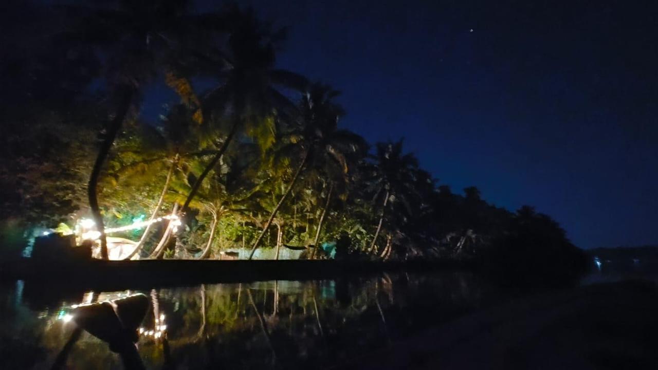 Islandstay-A Riverside Property Kollam Eksteriør billede